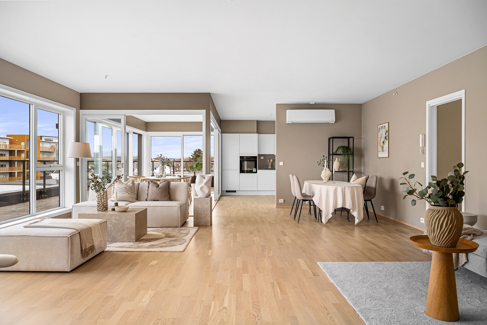 Monica Mørk Aase i EiendomsMegler 1 Jærmegleren presenterer toppleilighet i Trelasttunet! Fotograf: Asle Breiteig Haukland Galleribilde