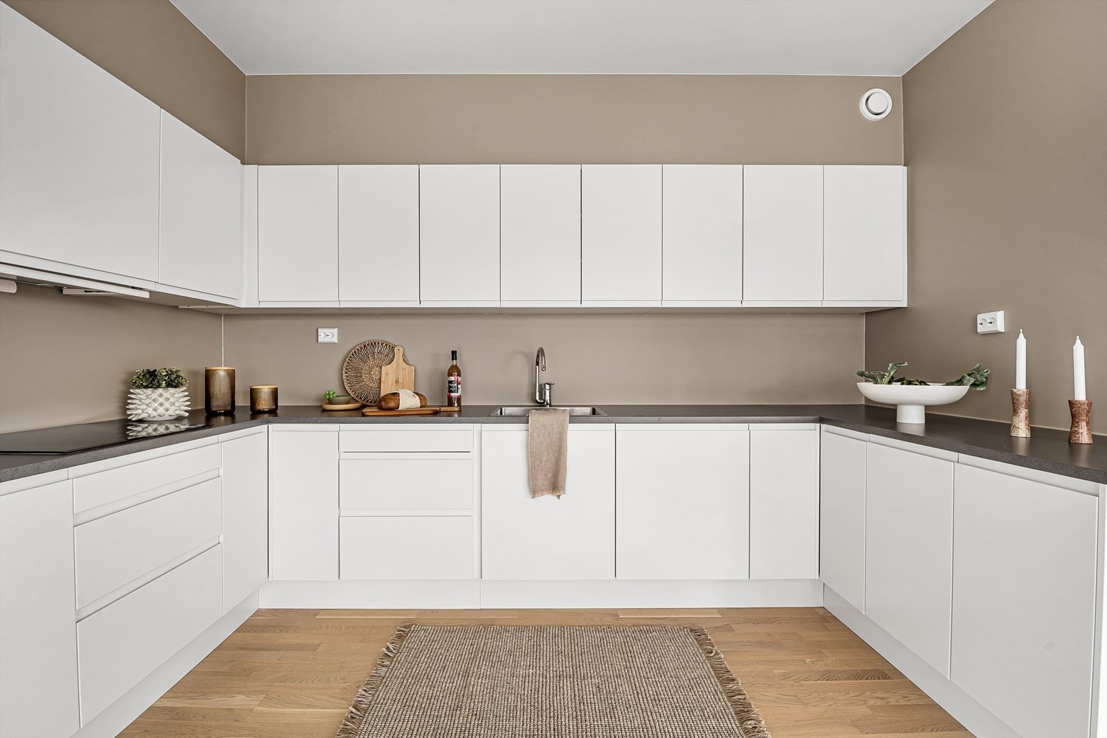 Her får du rikelig med skap og benkeplass med plass til alt du trenger på et kjøkken Galleribilde