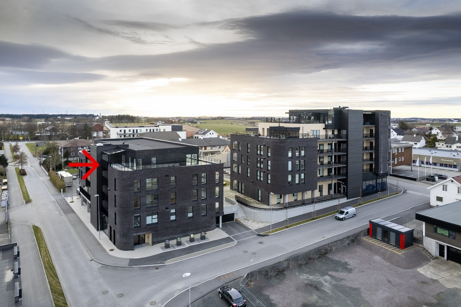 Leiligheten har stor balkong mot sør, øst og nord. Lave omkostninger da en kun betaler dokumentavgift på tomteverdien. Galleribilde