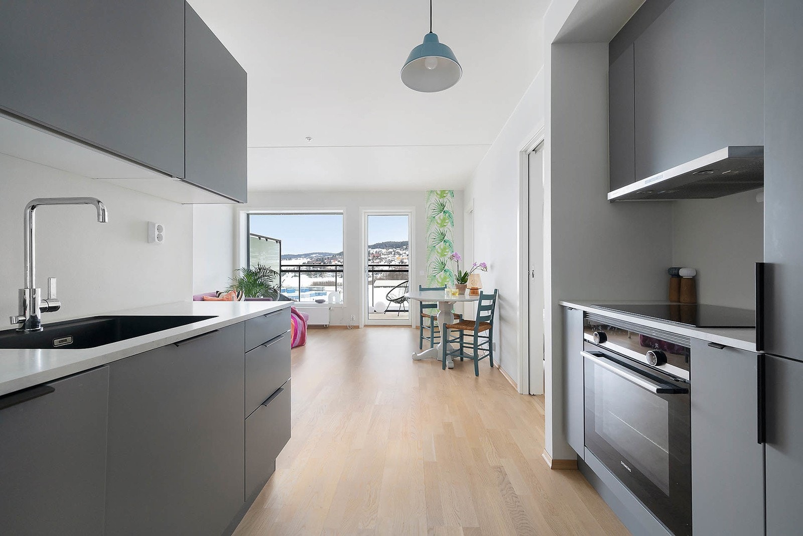 Velkommen til Messeveien 200! Presentert av Henry Ryberg Pedersen i OBOS Eiendomsmeglere, avd. Ulven. Foto: Frode Røang/Diakrit. Galleribilde