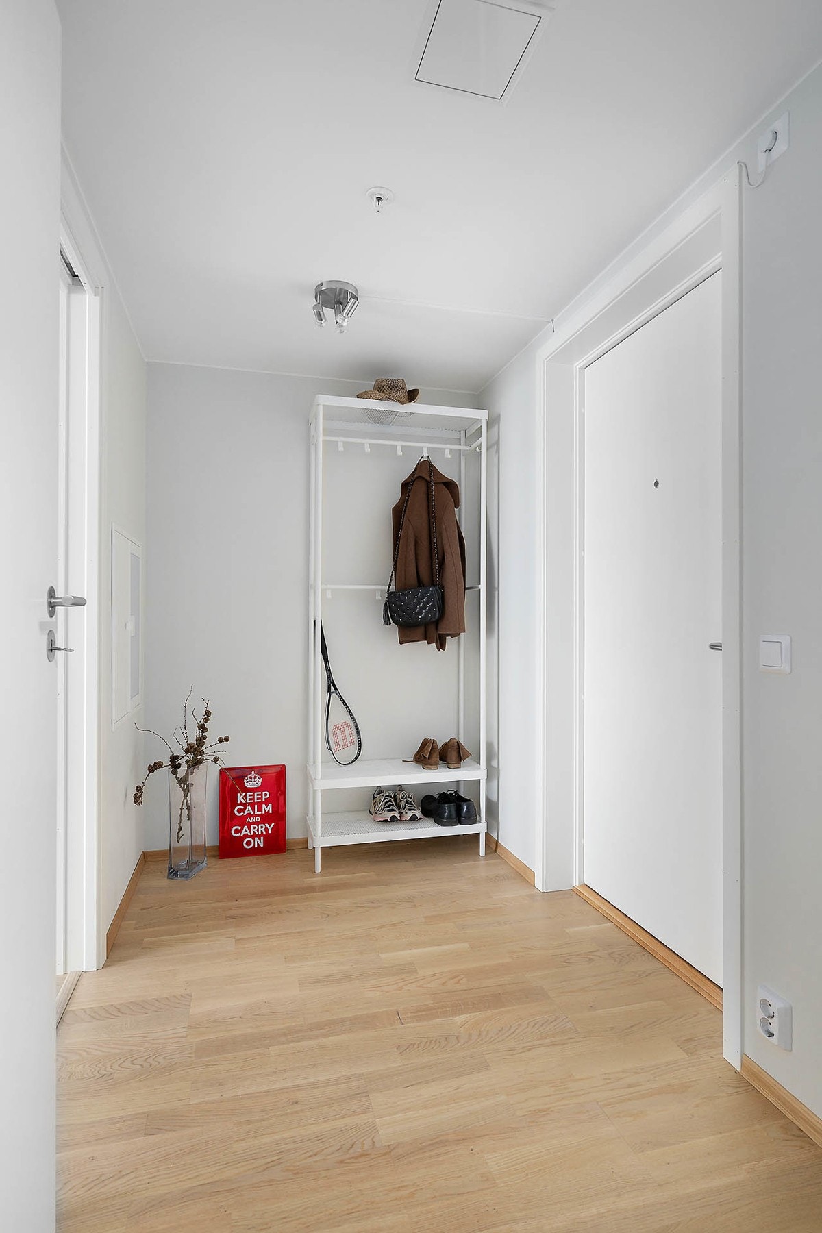 Innbydene og lys entré med plass til å henge fra seg yttertøy og sko. Galleribilde