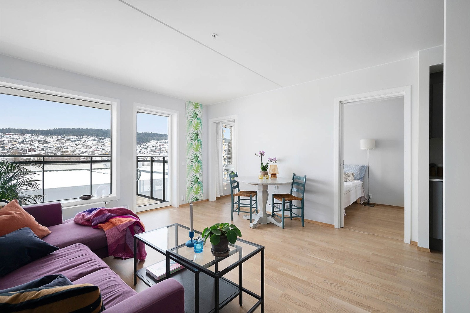 Stuen har god plass til sofagruppe, mediebenk og spisebord. Galleribilde