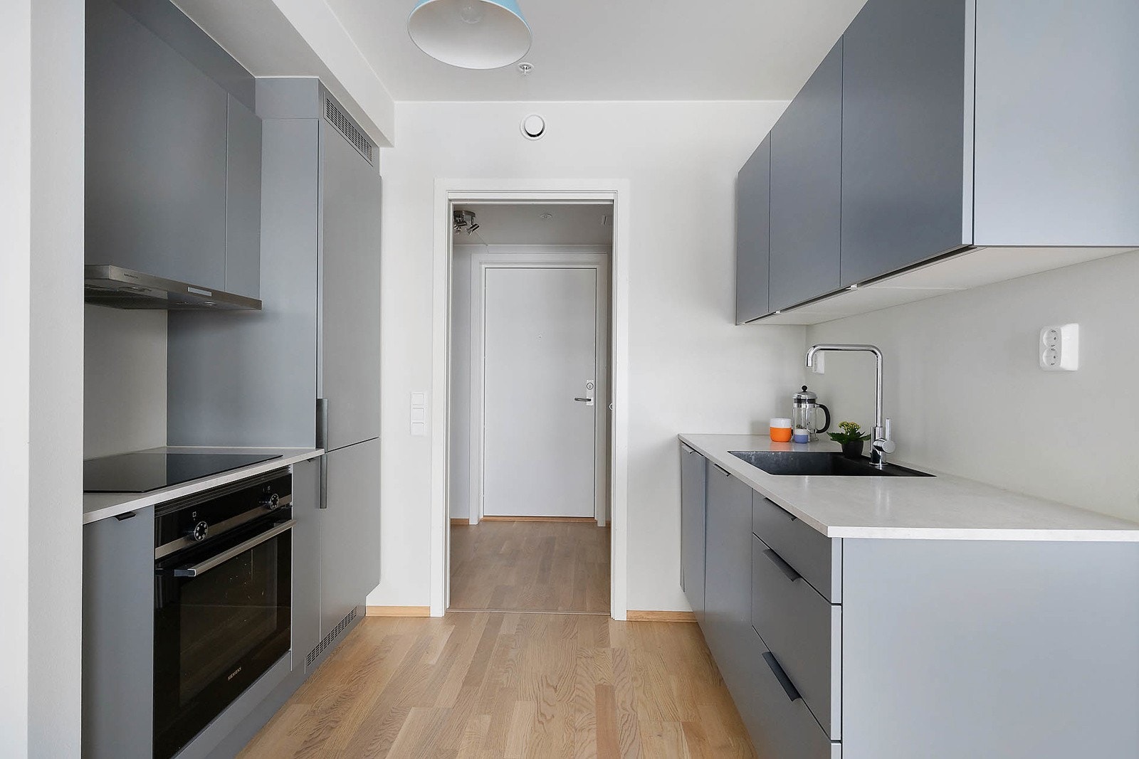 Kjøkkeninnredning er fra HTH med slette fabrikklakkerte fronter, laminat benkeplate og integrerte hvitevarer. Galleribilde