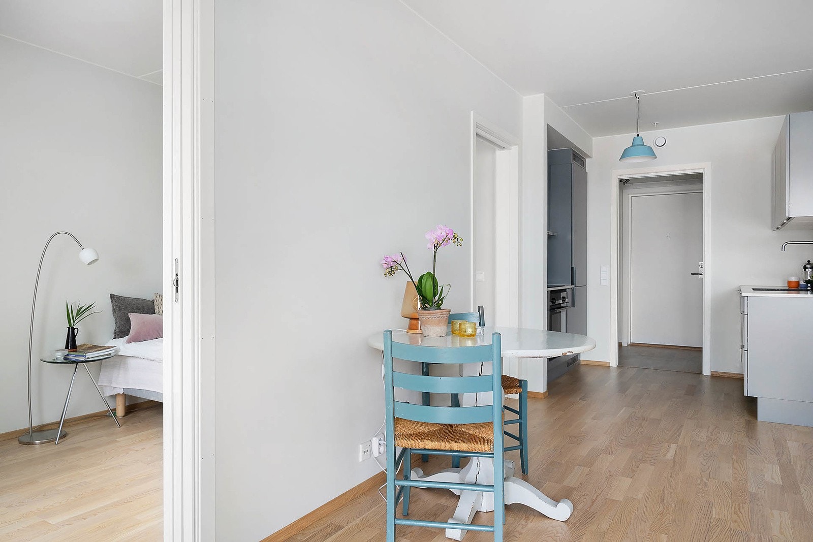 Her har du inngang fra to sider gjennom praktiske skyvedører fra stuen til soverom. Galleribilde