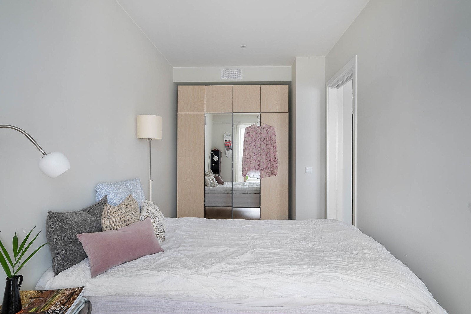 Leilighetens soverom er av god størrelse med plass til dobbeltseng, nattbord og garderobeløsning. Galleribilde