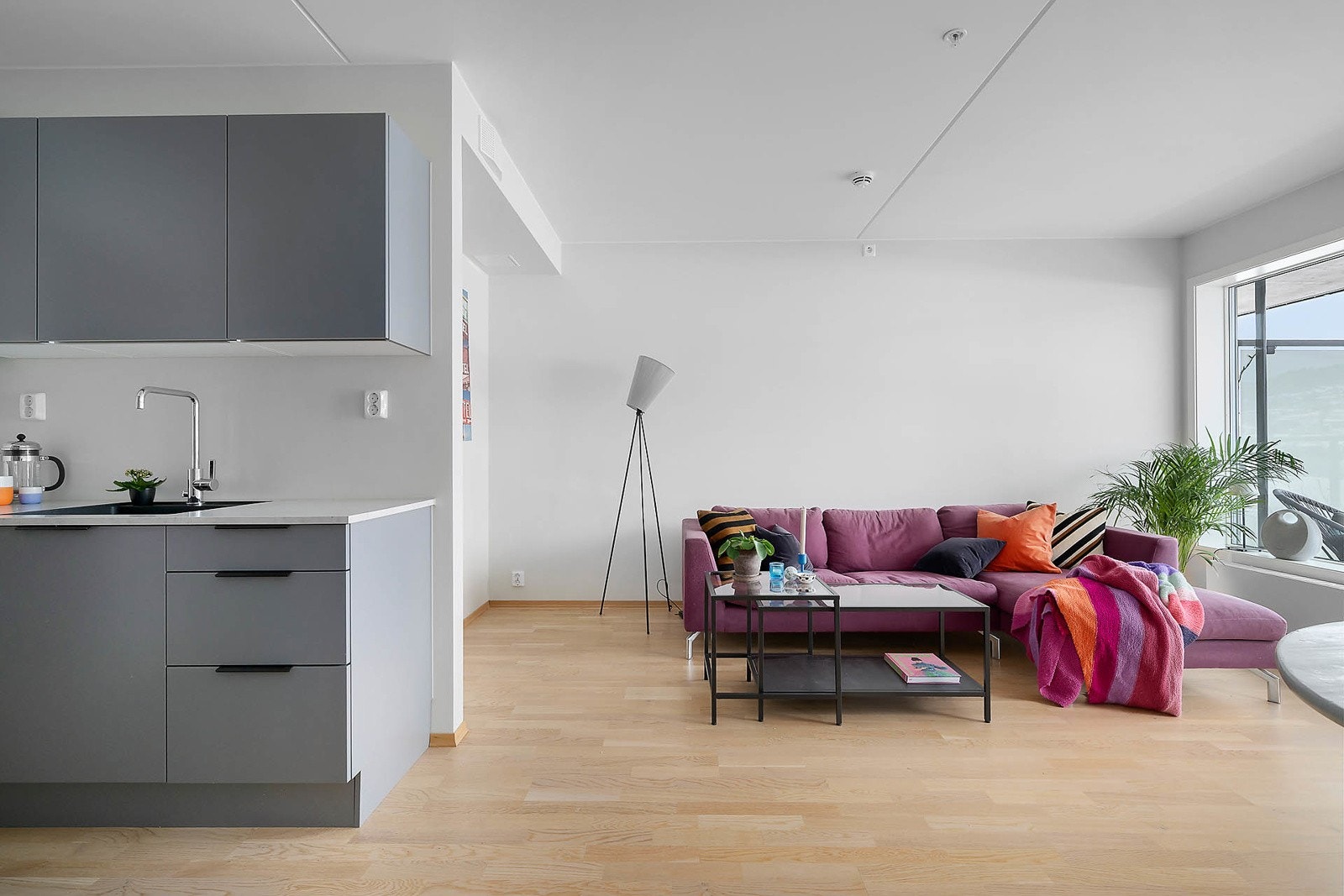 Moderne kjøkken praktisk plassert i egen kjøkkensone. Galleribilde