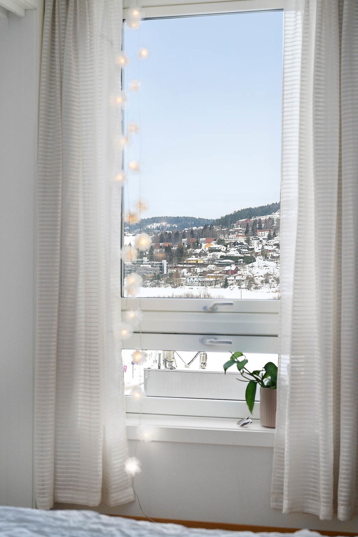 Stor vindusflate som gir godt med naturlig lys. Galleribilde