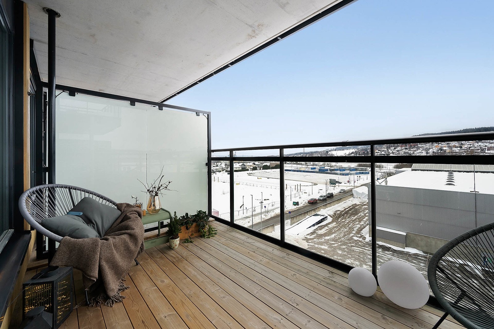 En flott 2-roms andelsleilighet beliggende i boligblokkens 7. etasje med solrik vestvendt balkong på 7,3m². Galleribilde