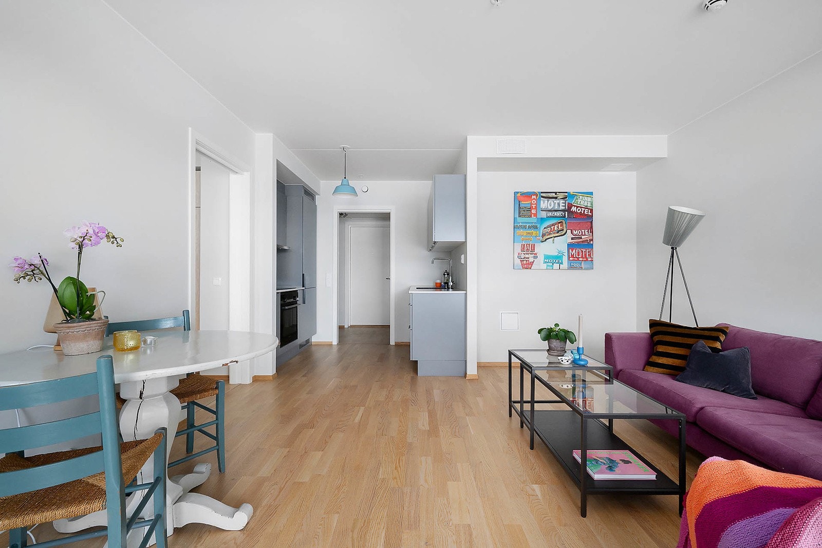 Åpen stue-kjøkken løsning som skaper et sosialt allrom i leiligheten. Galleribilde