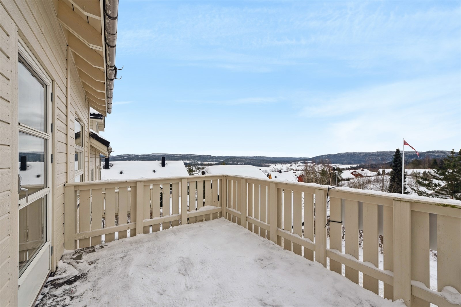Sørvendt balkong på ca. 10 m² med gode sol- og utsiktsforhold. Galleribilde