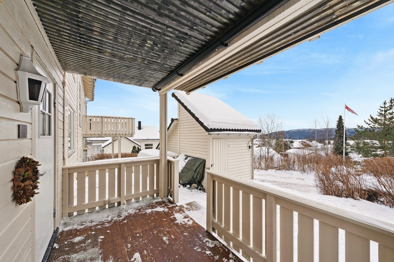Adkomstterrasse på ca. 8 m², og utebod på ca. 6 m². Galleribilde
