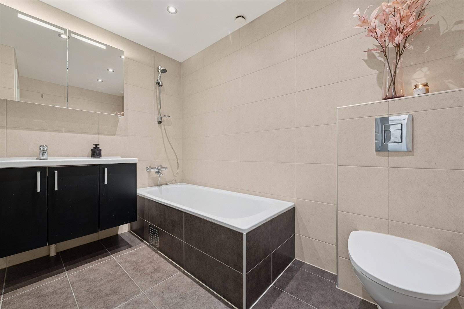 Flislagt bad/wc med gulvvarme og integrert belysning i himling. Badet ble oppgradert i 2011. Galleribilde