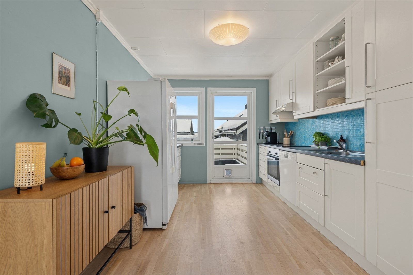 Det er integrerte hvitevarer, herunder stekeovn, induksjonstopp (fra 2023) og oppvaskmaskin, samt "frittstående" kjøle-/fryseskap som medfølger. Galleribilde