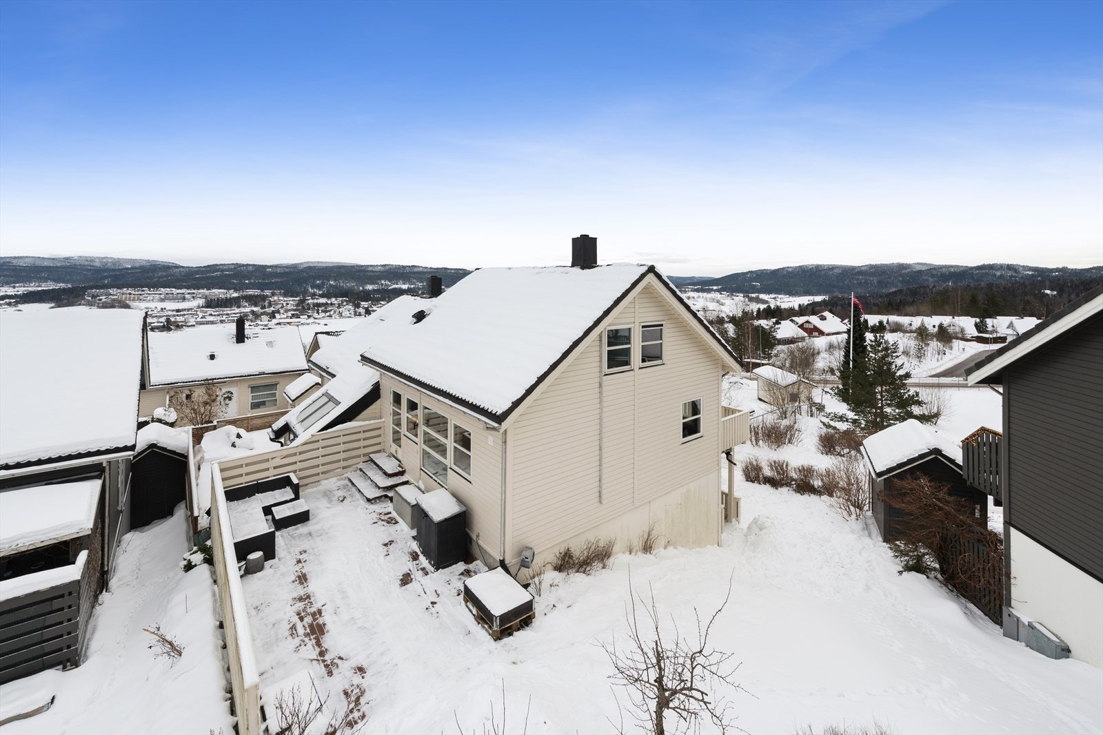 Boligen har fin intern beliggenhet i et svært barnevennlig boligområde, og flere uteplasser med gode sol- og utsiktsforhold. Galleribilde
