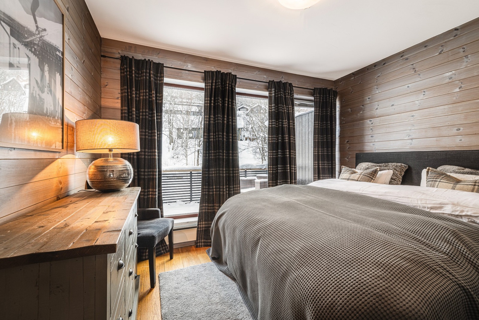 Soverom 2 i loftsetasjen med utgang til veranda. Galleribilde