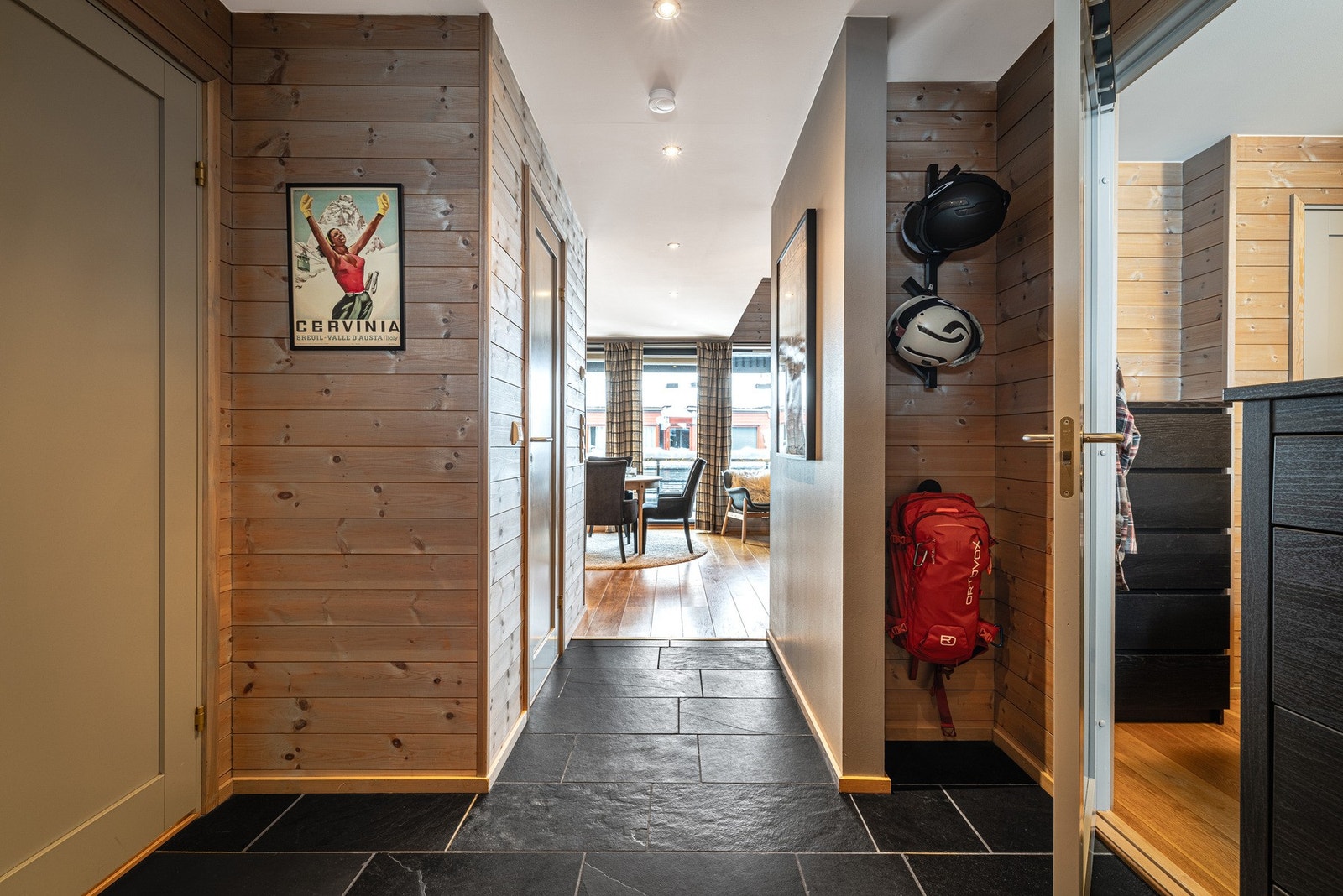 Flislagt gang/inngangsparti mot stue. Galleribilde