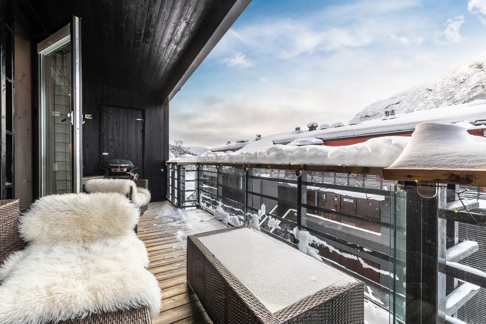 Solrik terrasse, delvis overbygget med flott fjellutsikt! Galleribilde