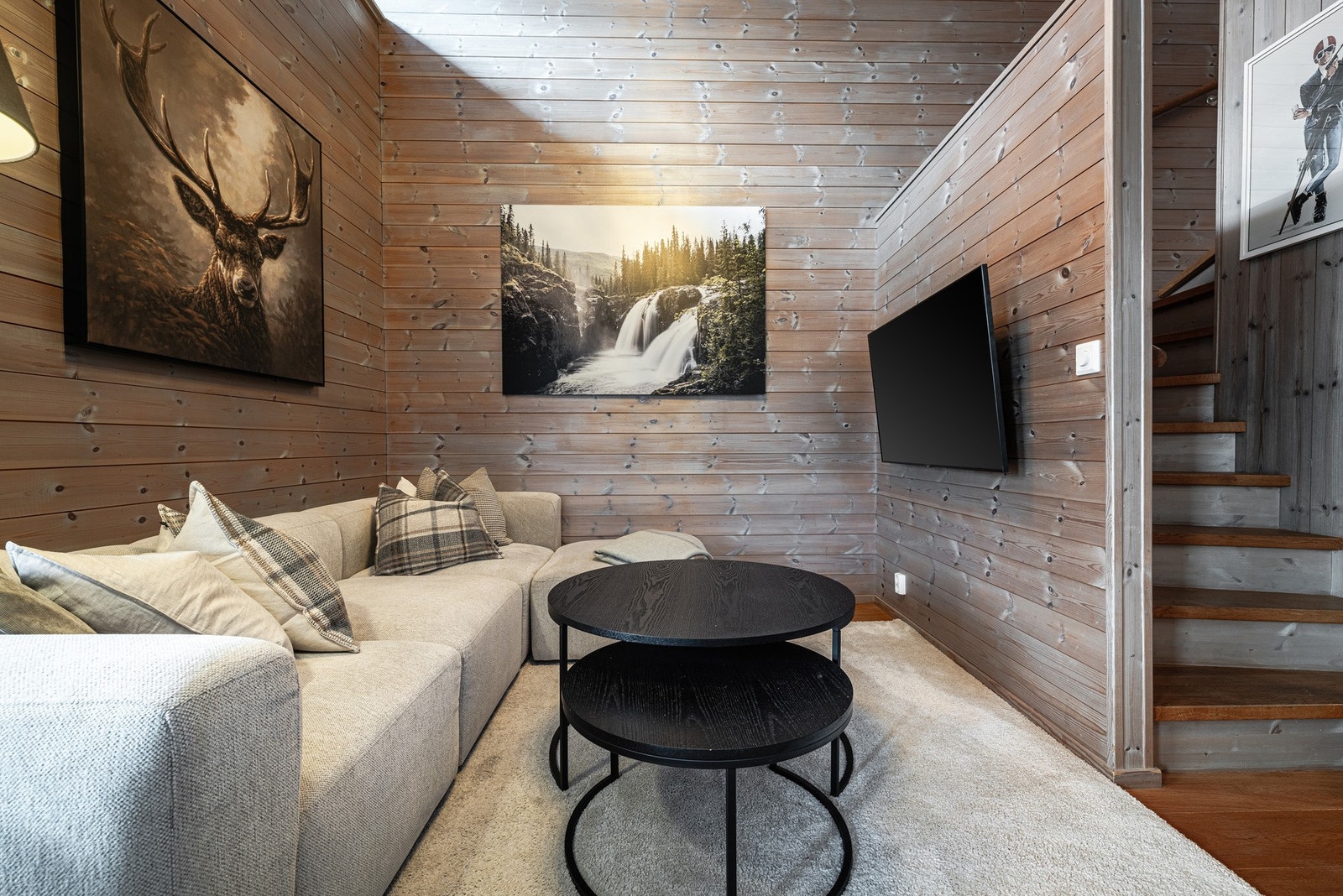 Lun sofakrok med høyt under taket og rikelig med lys - et perfekt sted å senke skuldrene etter en dag i fjellet. Galleribilde