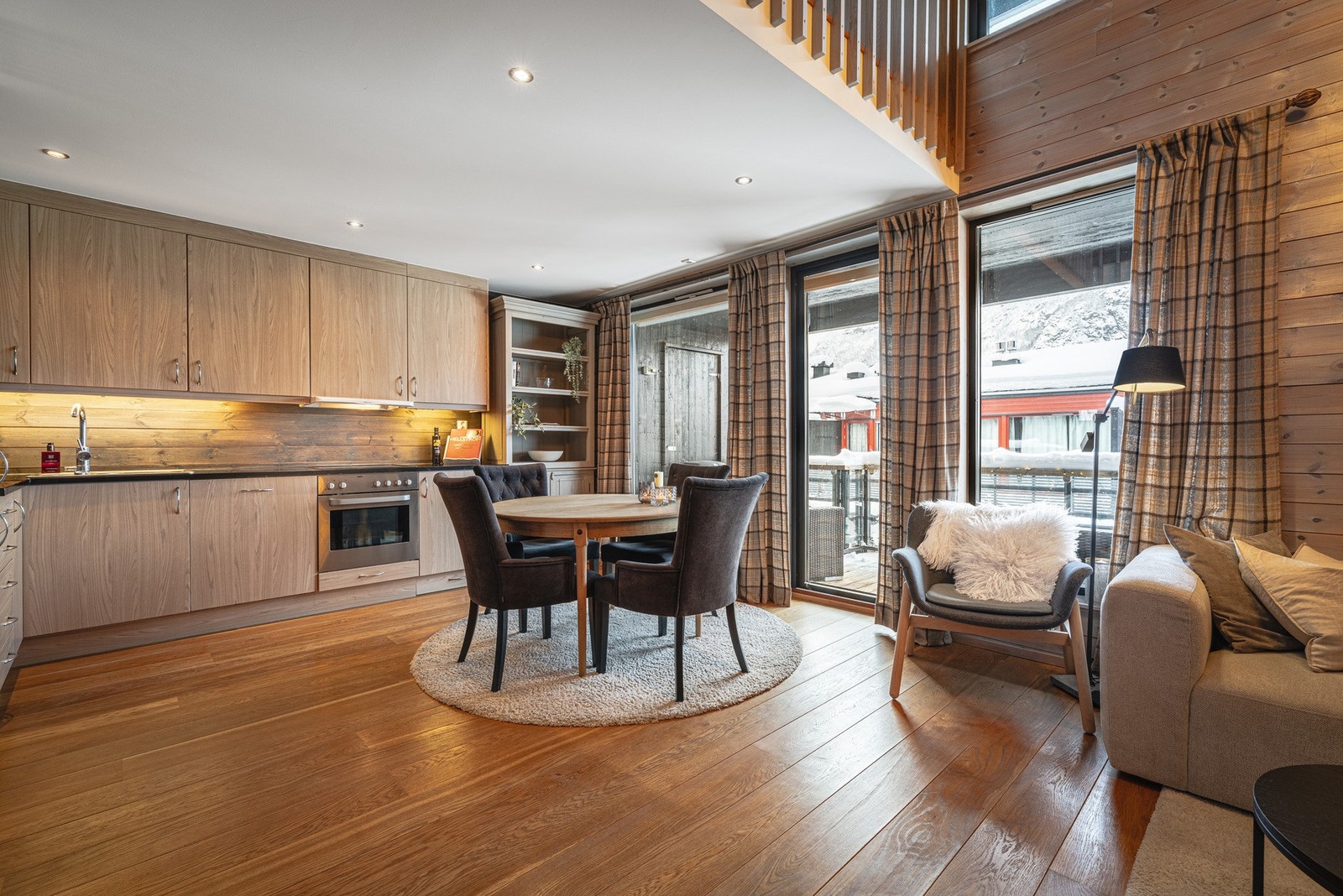 Stuen har store vinduer, generøs takhøyde og flott fjellutsikt samt utgang til terrasse. Galleribilde