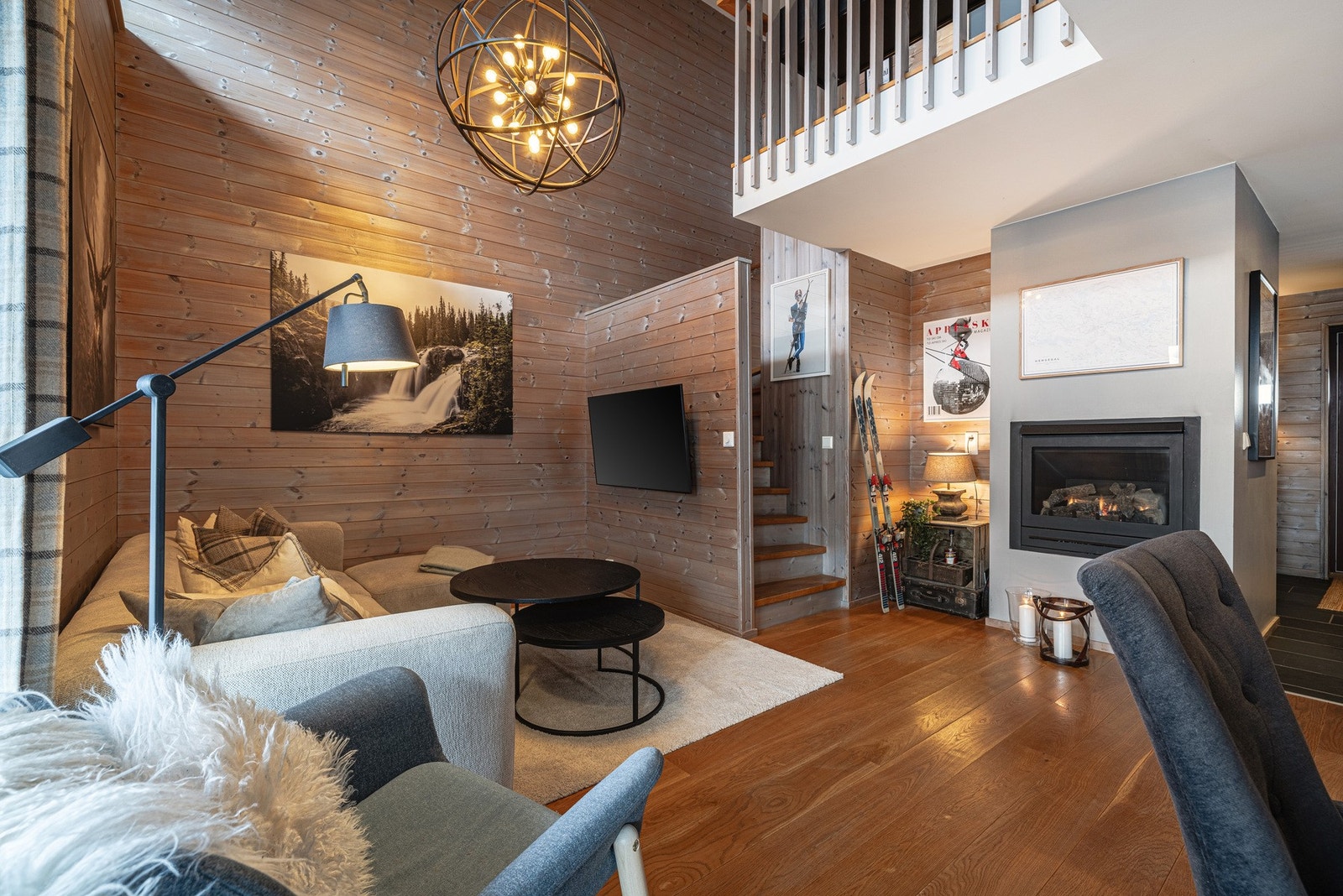 Stuen har hyggelig gasspeis som gir en lun fjellfølelse på kalde dager. Galleribilde