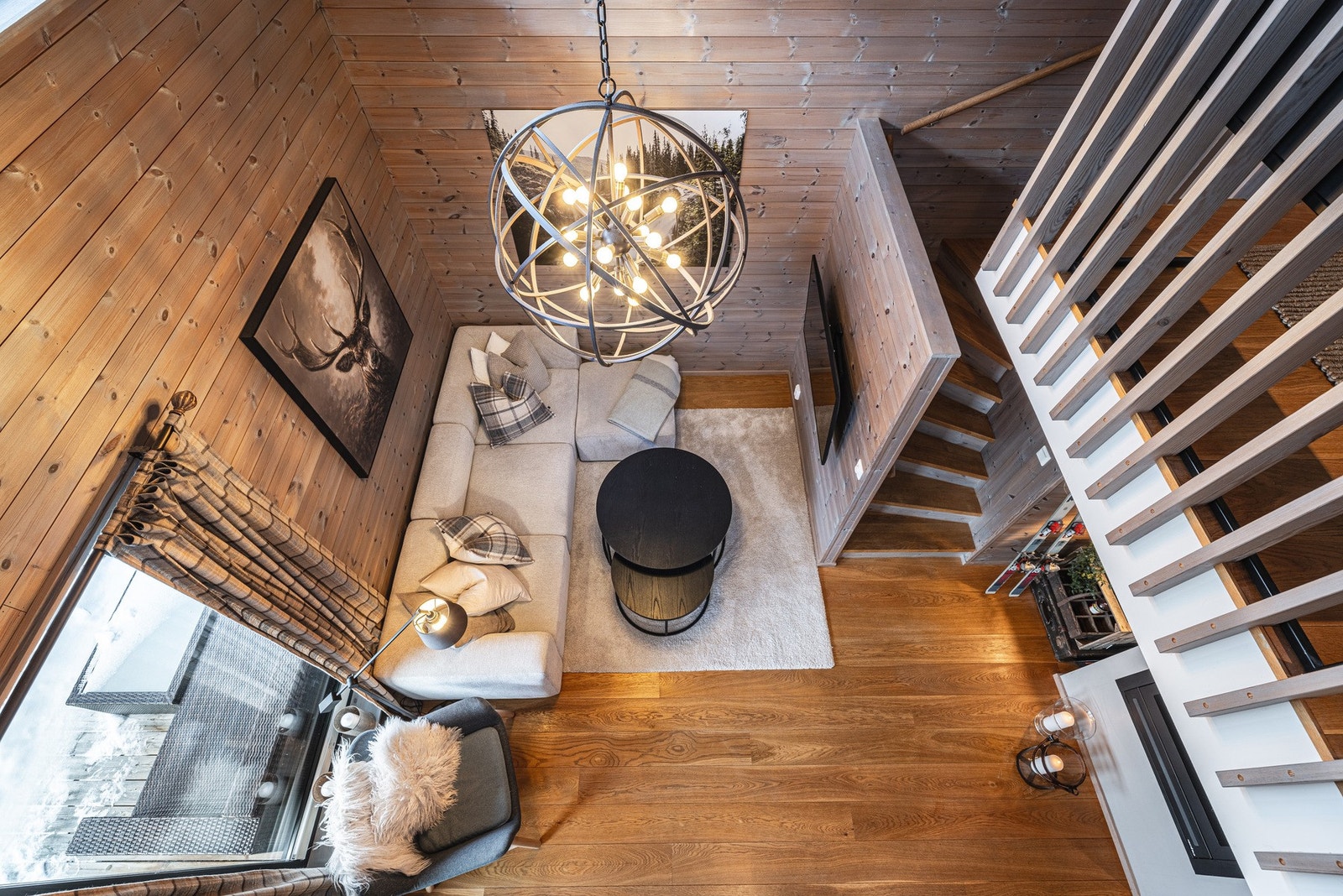 "Utsikt" fra loftsetasjen mot stue. Galleribilde