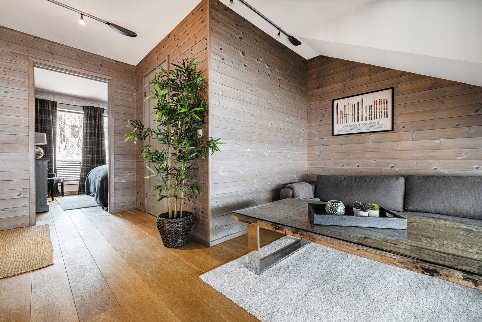 Lun og stemningsfull loftstue med åpen forbindelse til stuen under - et ekstra oppholdsrom som gir leiligheten både sjel og romslighet. Galleribilde