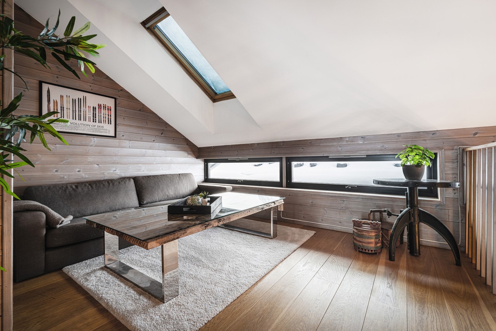 Sjarmerende loftstue med skråtak, åpen løsning ned mot hovedplan, takvindu fra Velux og fine, langstrakte vinduer som gir et mykt og naturlig lysinnslipp. Galleribilde