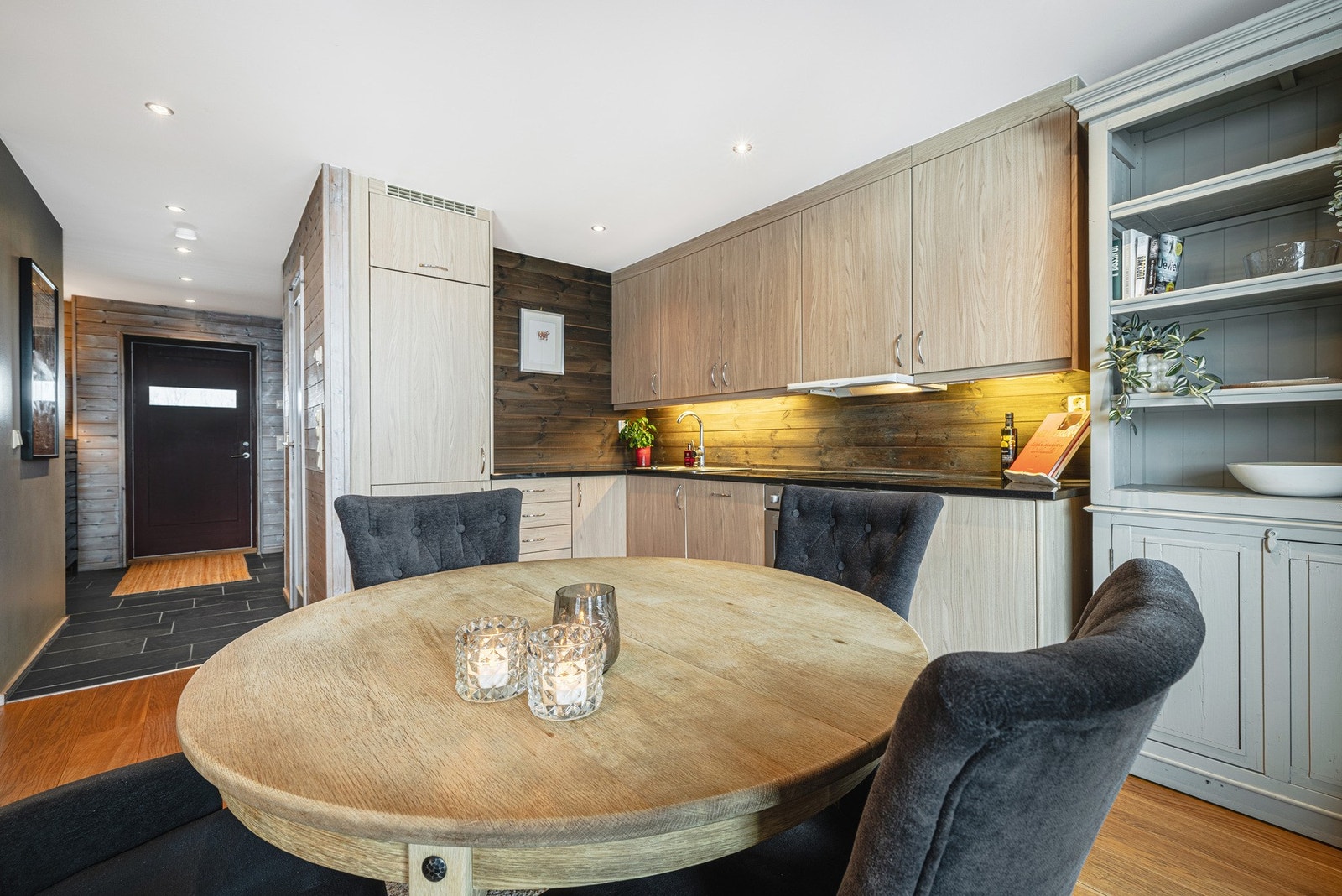 Det runde spisebordet gir rom form mange hyggelige måltider Galleribilde