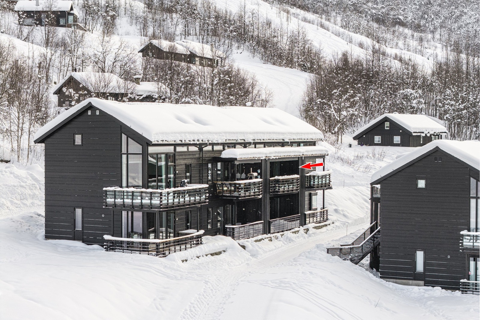 Leiligheten er beliggende på solsiden i naturskjønne Grøndalen - Solheisen! Galleribilde