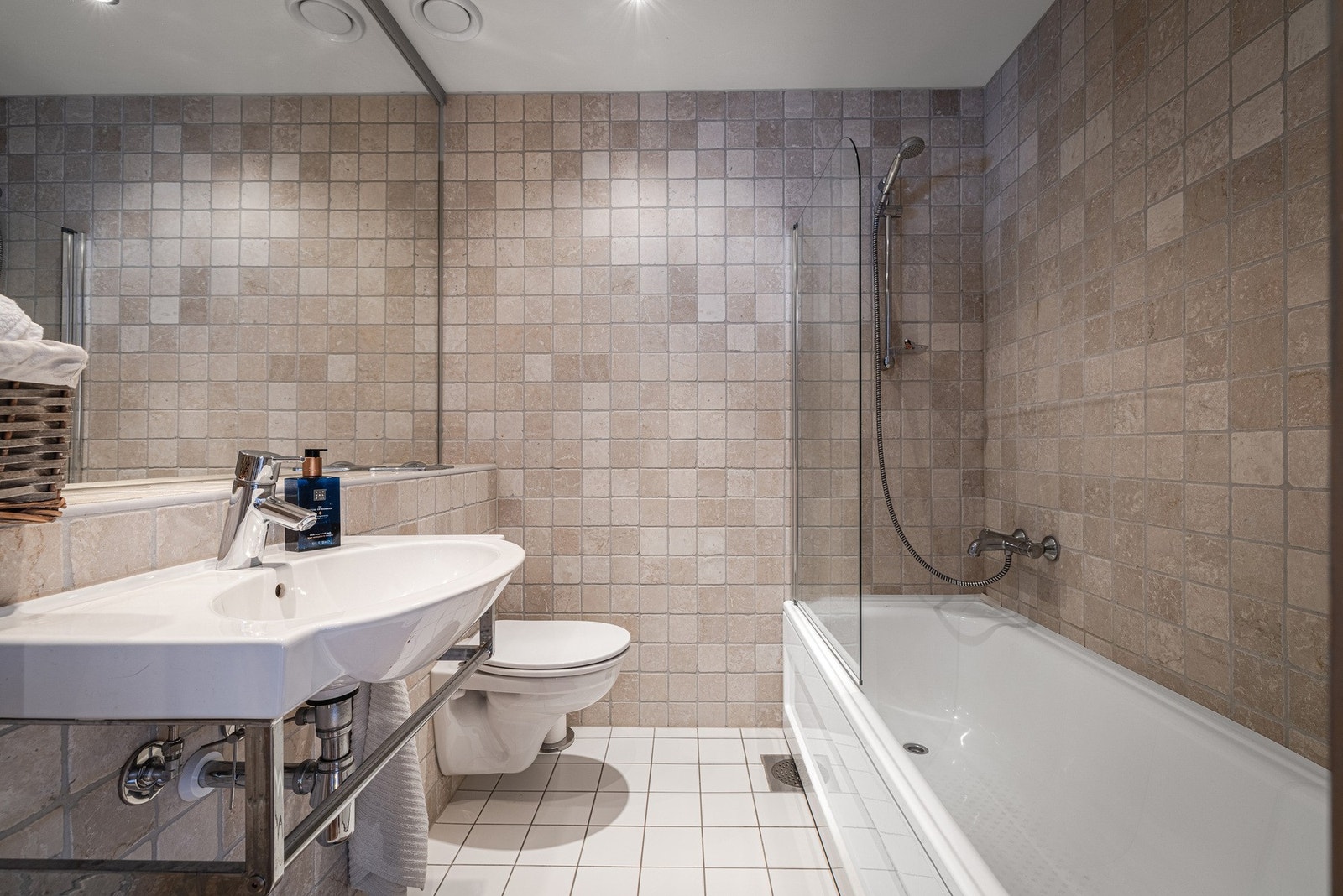 Elegant og lyst baderom i loftetasjen med badekar, som inviterer til velvære og komfort. Galleribilde