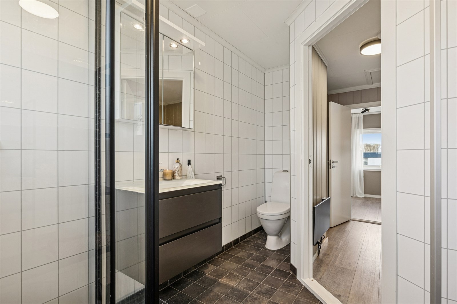 Baderomsplater på vegg, fliser på gulv Galleribilde