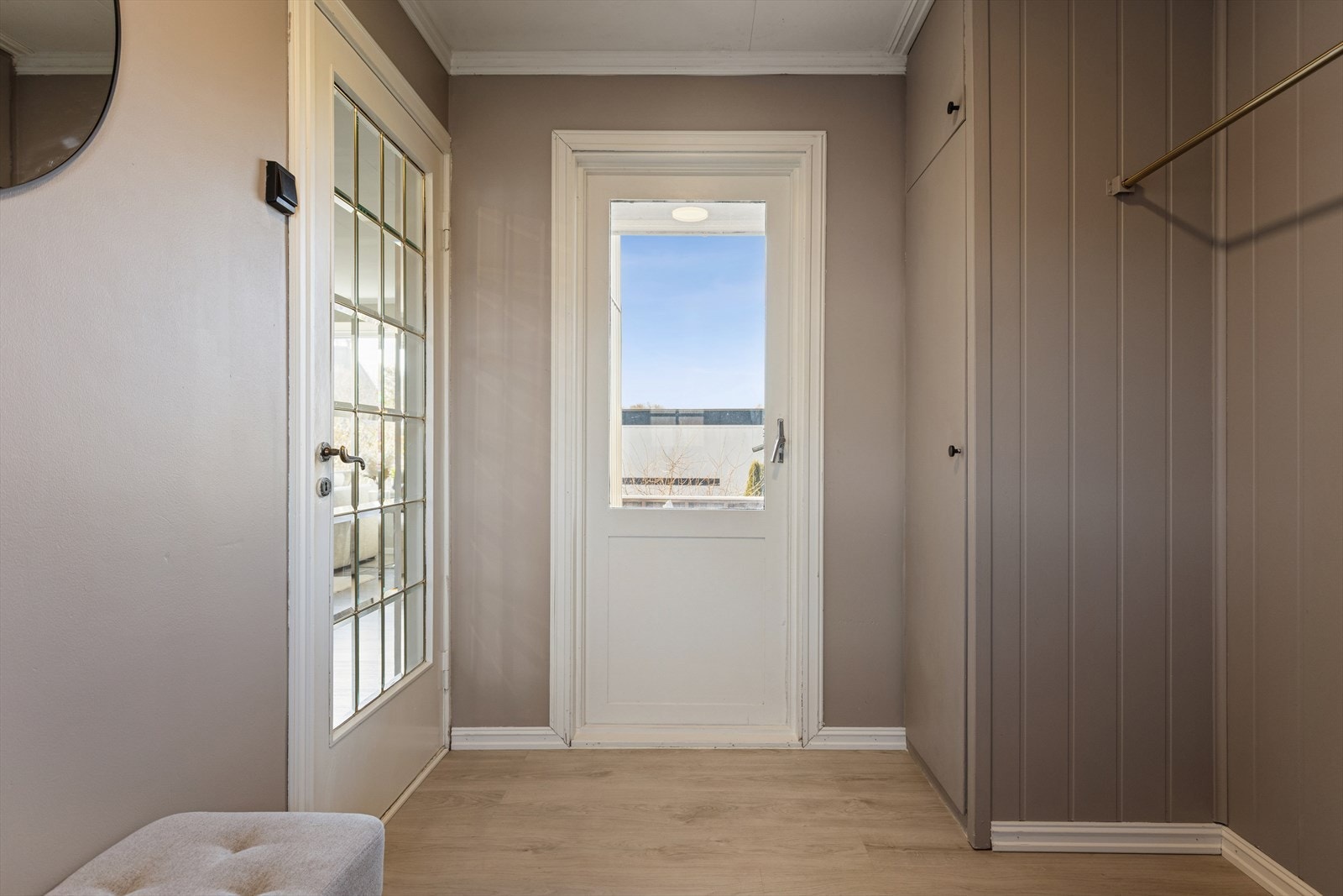 Her kan man henge fra seg jakka og parkere sko, utgang til solrik terrasse Galleribilde