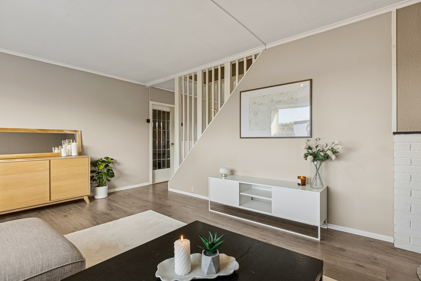 Romslig stue med gode møbleringsmuligheter Galleribilde