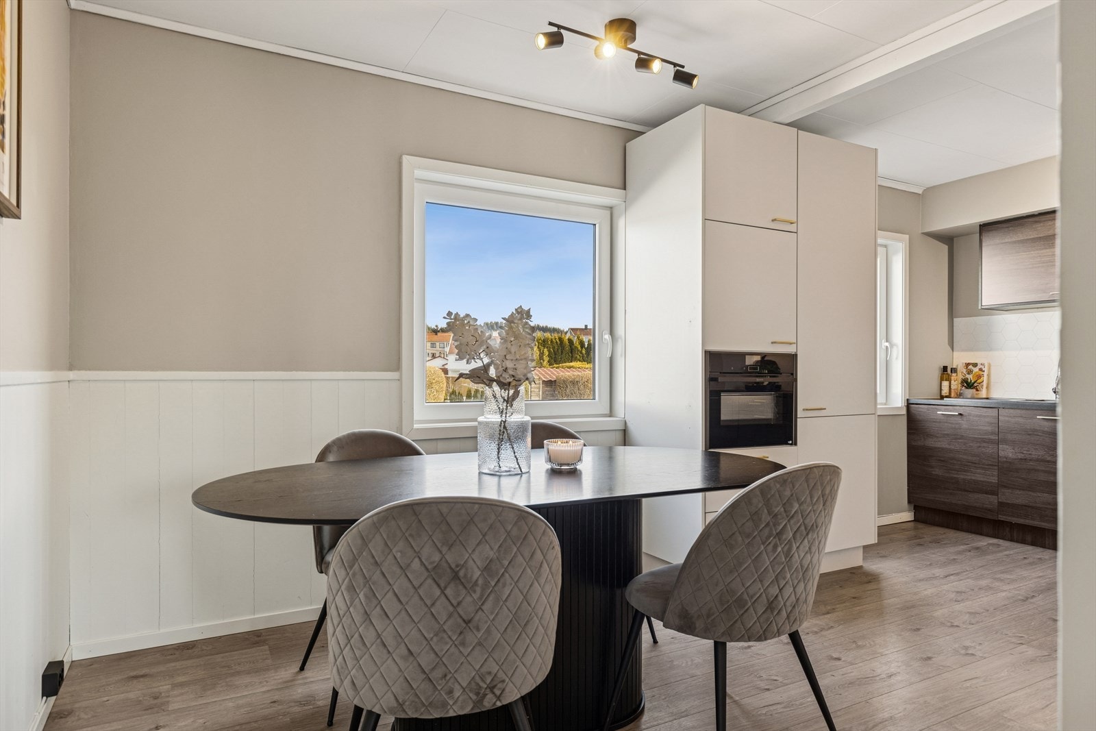 God plass til spisegruppe på kjøkkenet, her kan man underholde gjestene mens man kokkelerer på kjøkkenet Galleribilde