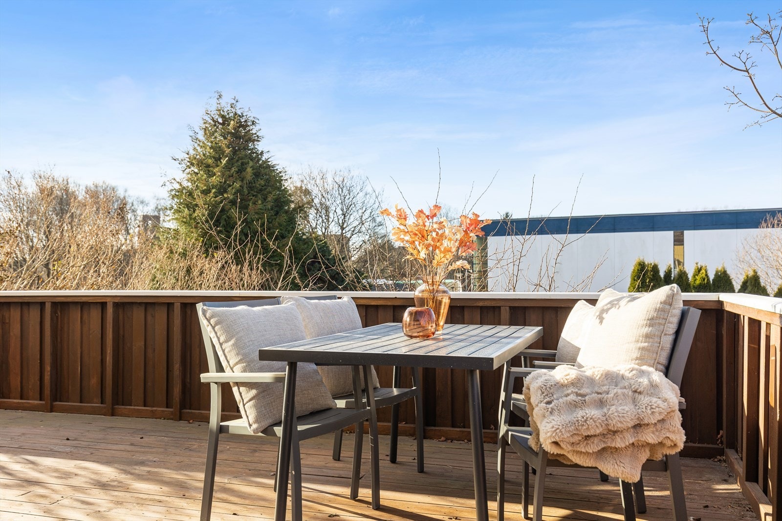 God plass til flere sittegrupper på terrasse vendt mot sørvest Galleribilde