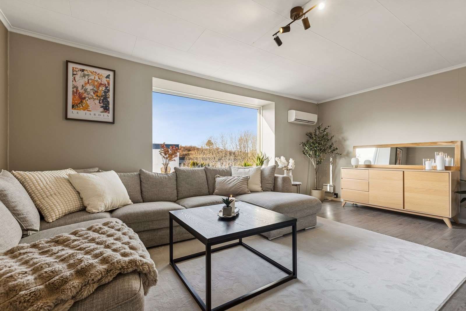 Stort vindu som gir godt med naturlig lys Galleribilde