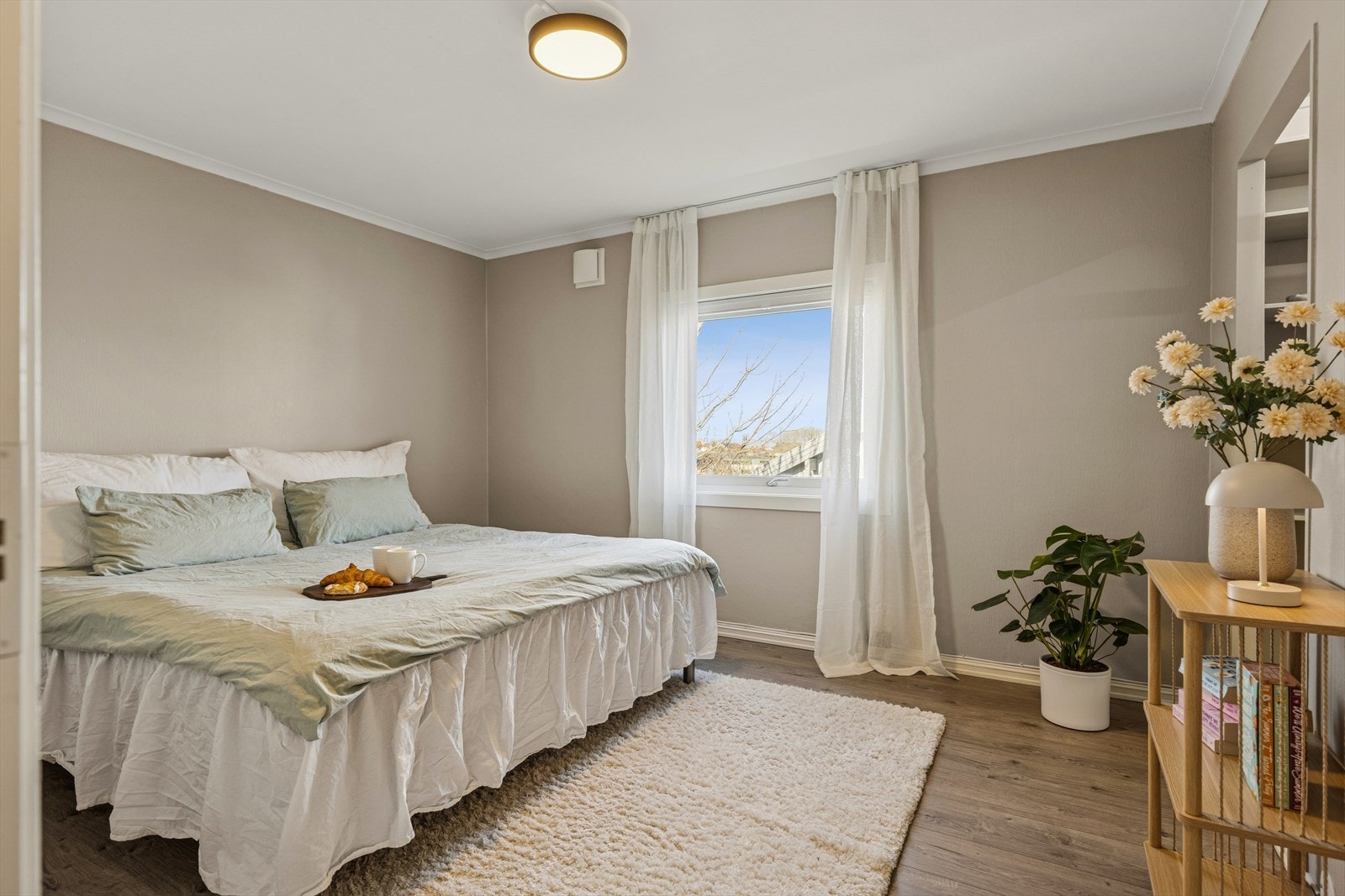 Hovedsoverom med walk-in garderobe. Rommet er av god størrelse, med god plass til øvrig soveromsmøblement Galleribilde