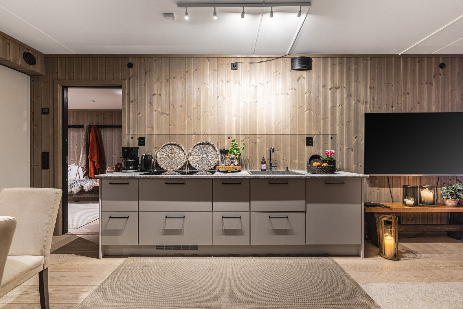 Sosial åpen løsning mellom kjøkken, spisestue og stue. Galleribilde