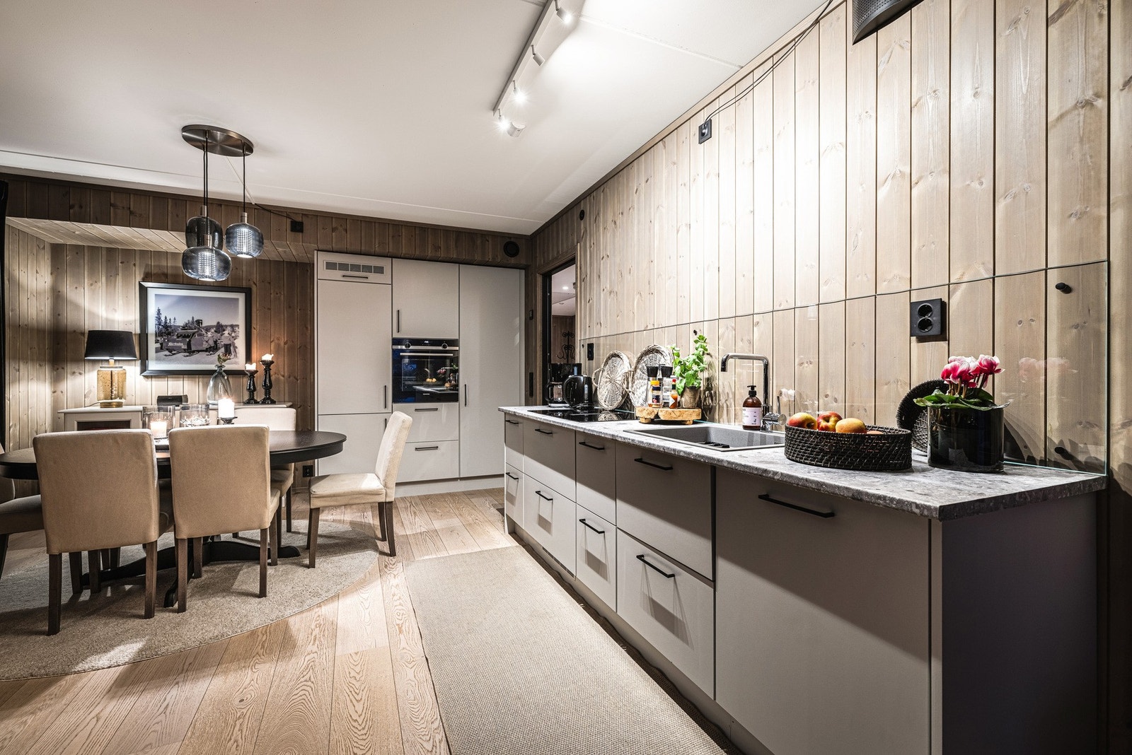 Delikat kjøkken med integrerte hvitevarer. Galleribilde