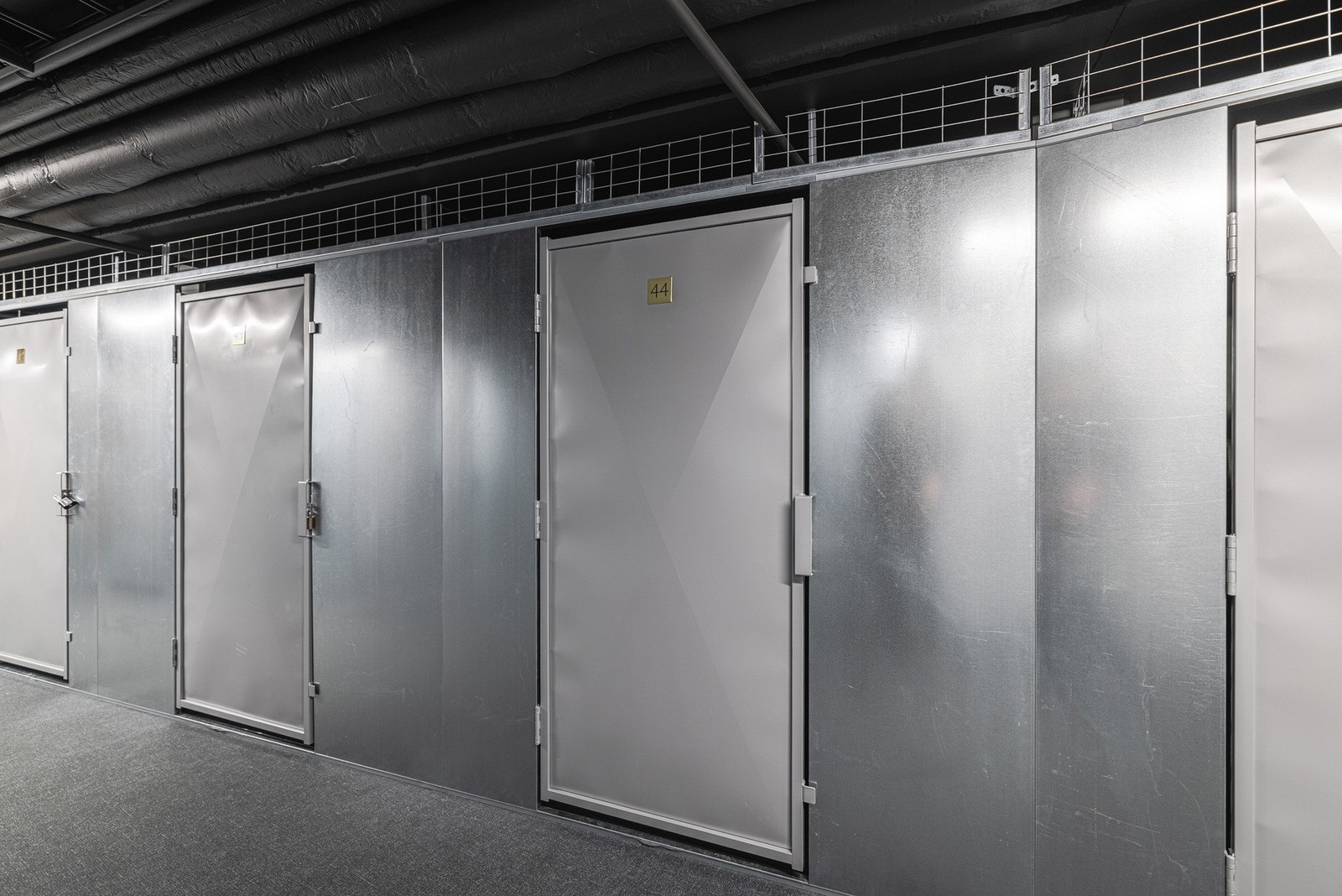 Sportsbod innenfor garasjeplan. Galleribilde