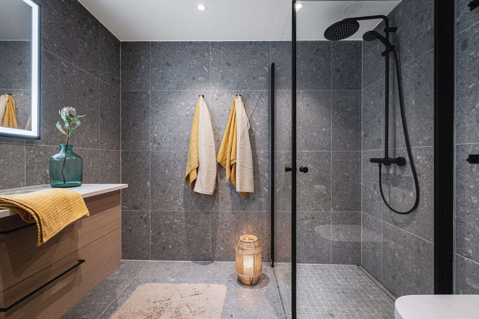 Lekkert og tidløst baderom med opplegg for vaskemaskin. Galleribilde