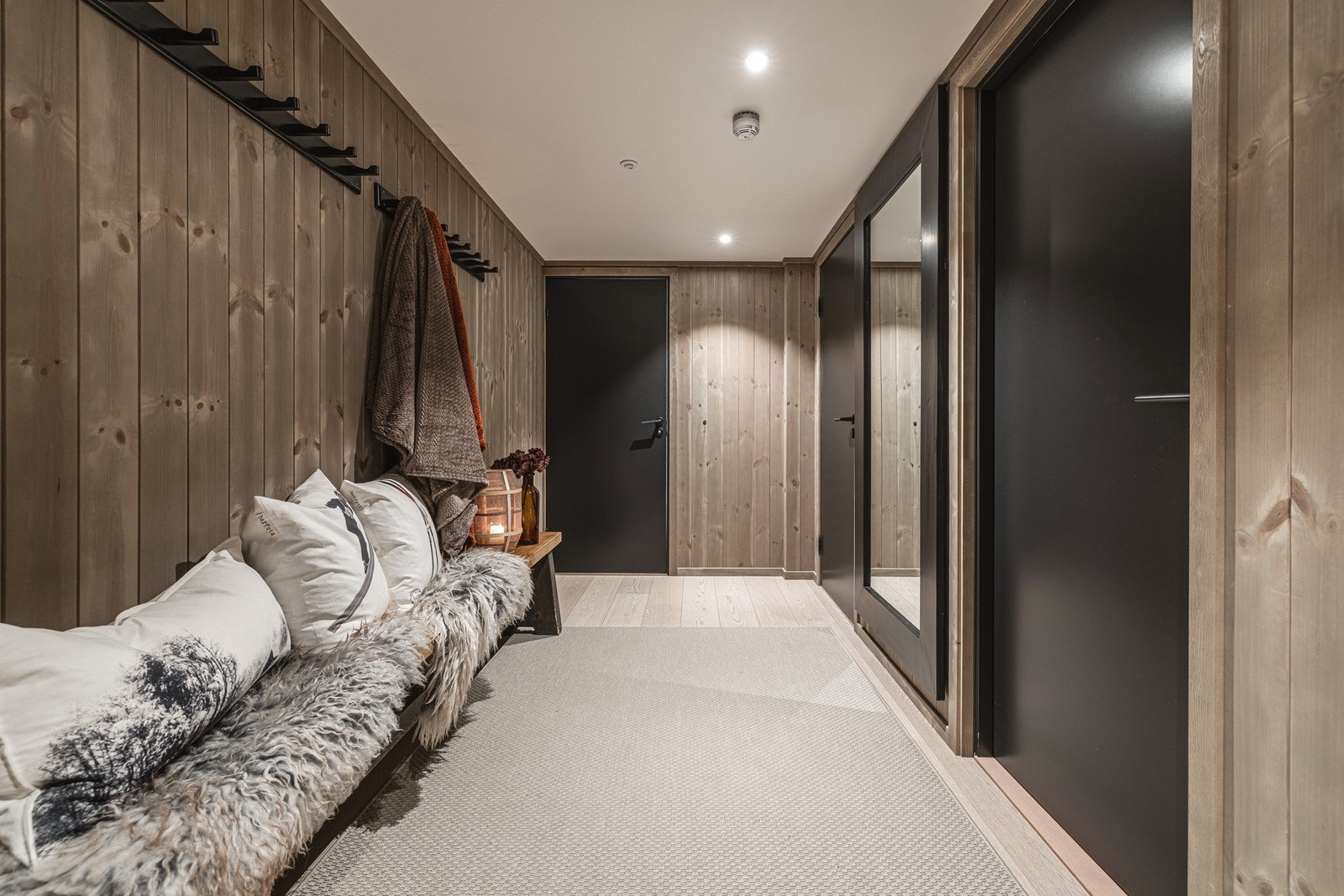 Fra hall mot soverom (første dør til høyre), oppholdsrom (andre dør til høyre) og baderom. Galleribilde