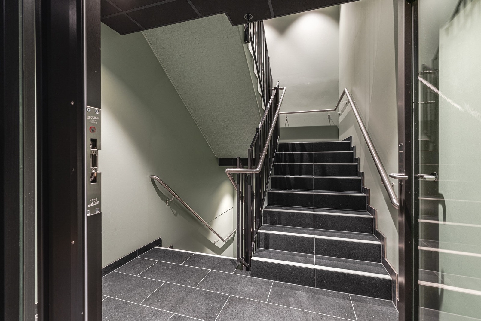 Trappe-adkomst til leiligheten. Galleribilde