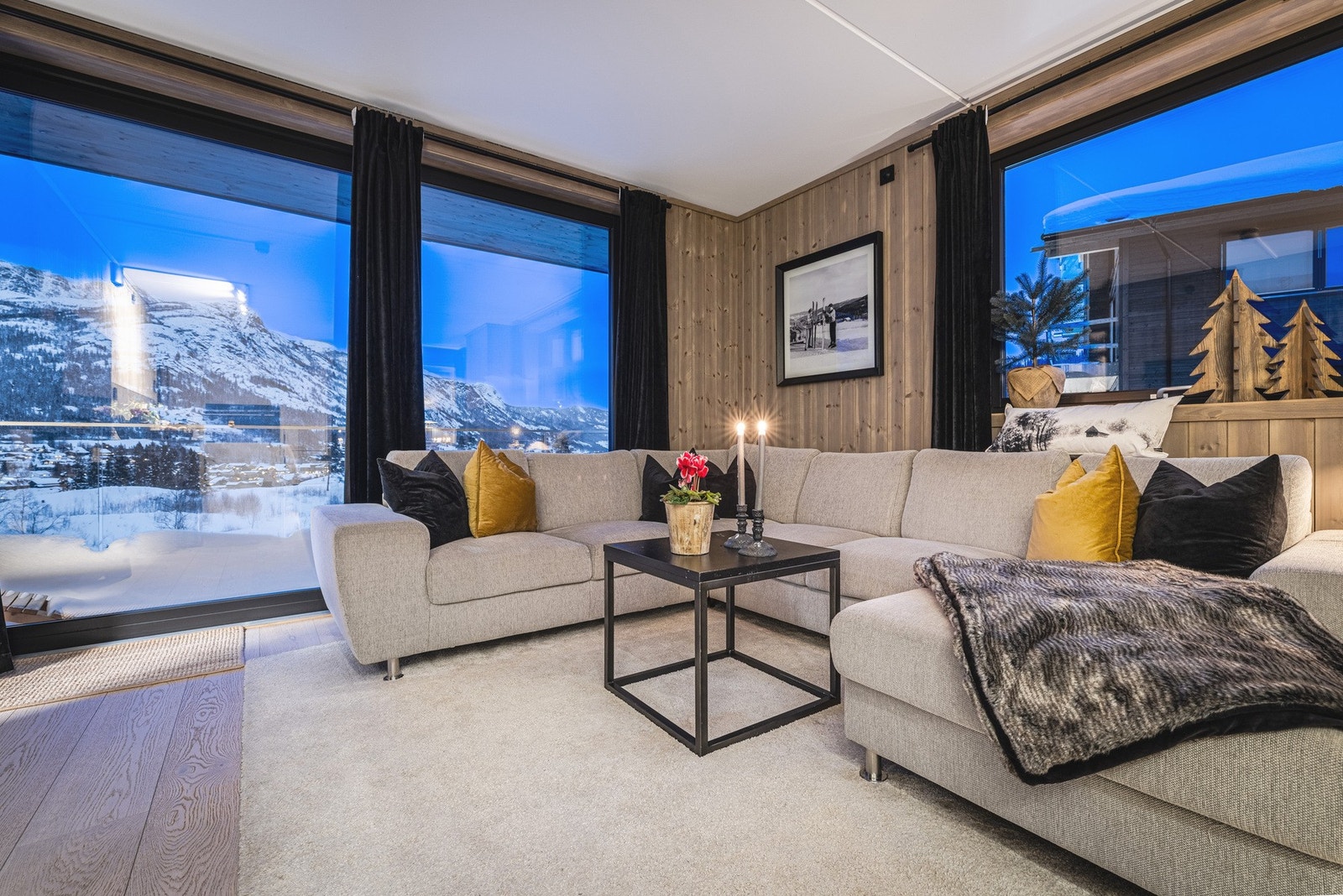 Leiligheten ligger i 3. etasje og har flott utsikt mot de flott nordfjellene i dalen. Galleribilde