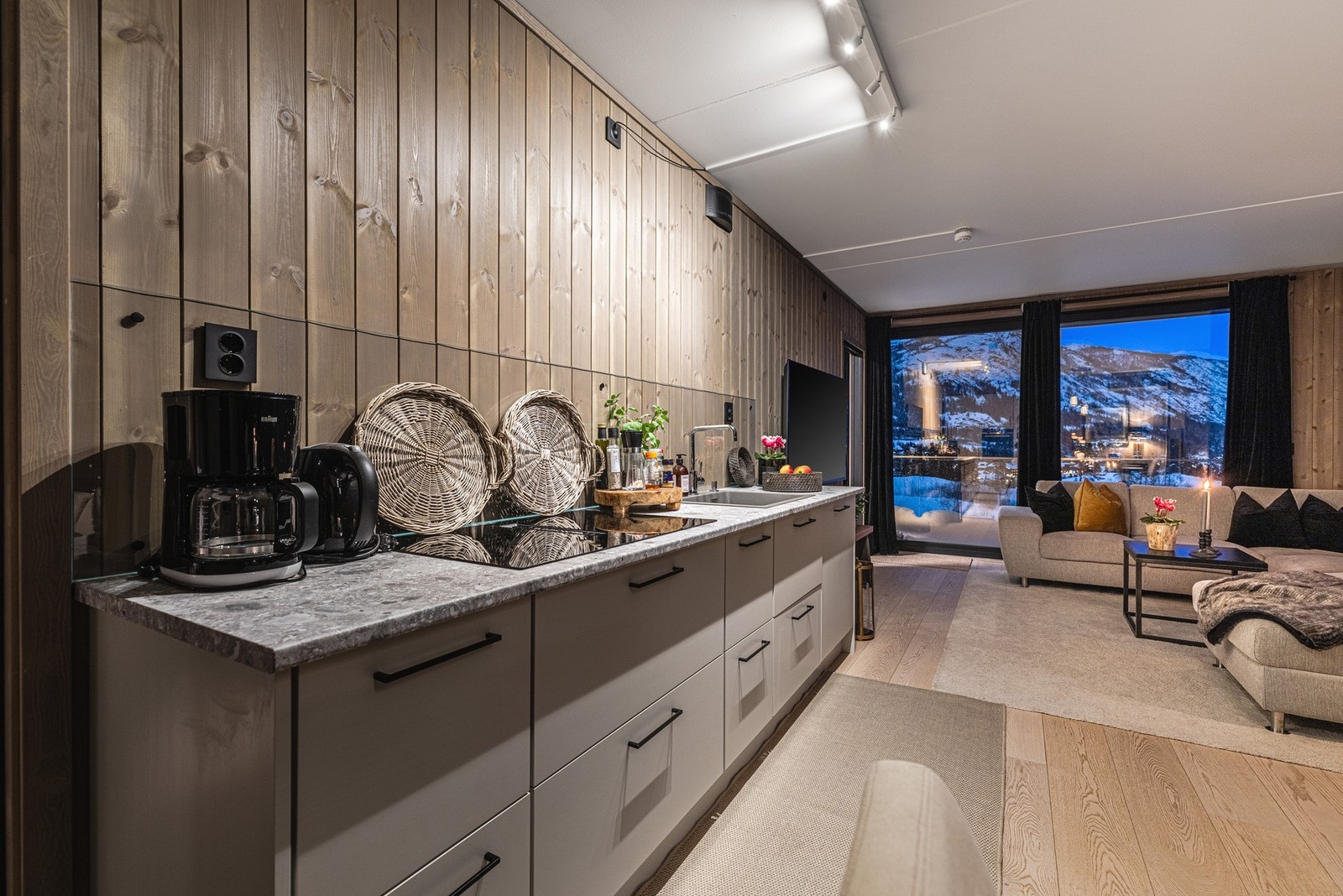 Fra kjøkken mot stue og balkong. Galleribilde