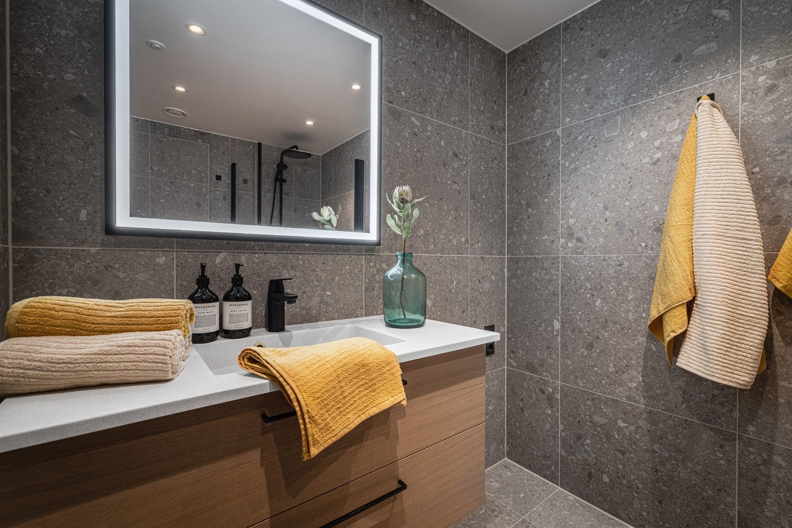 Baderom med opplegg for vaskemaskin. Galleribilde