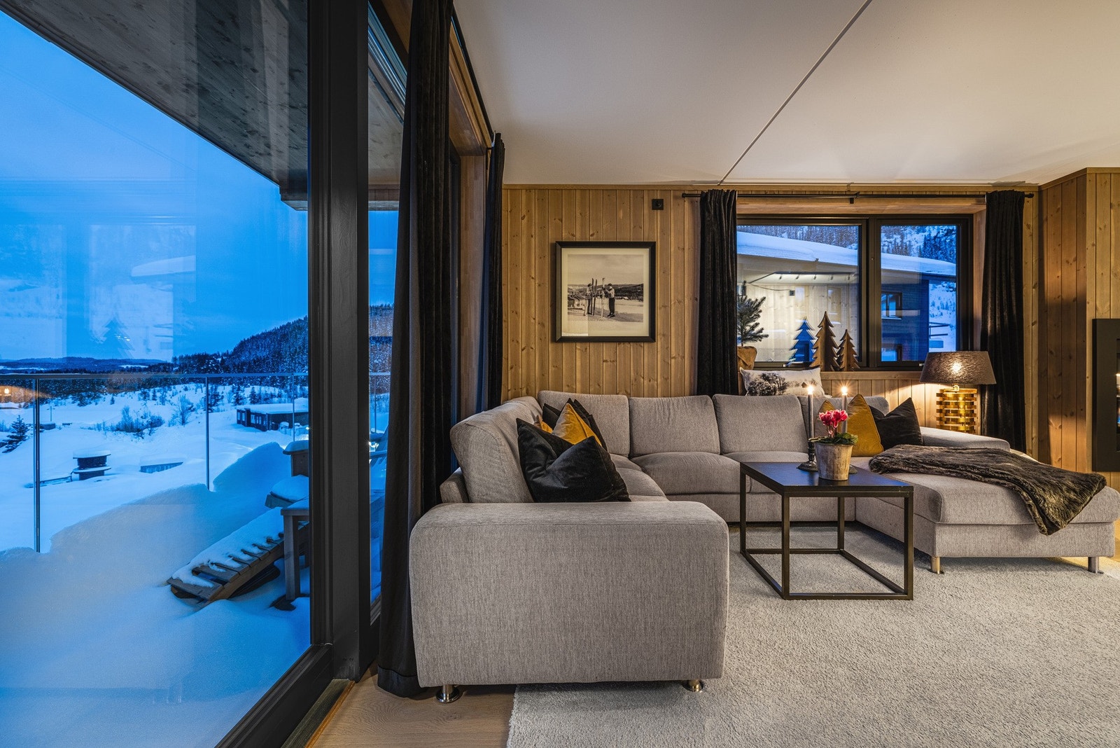 Fra stuen er det utgang til balkong. Galleribilde