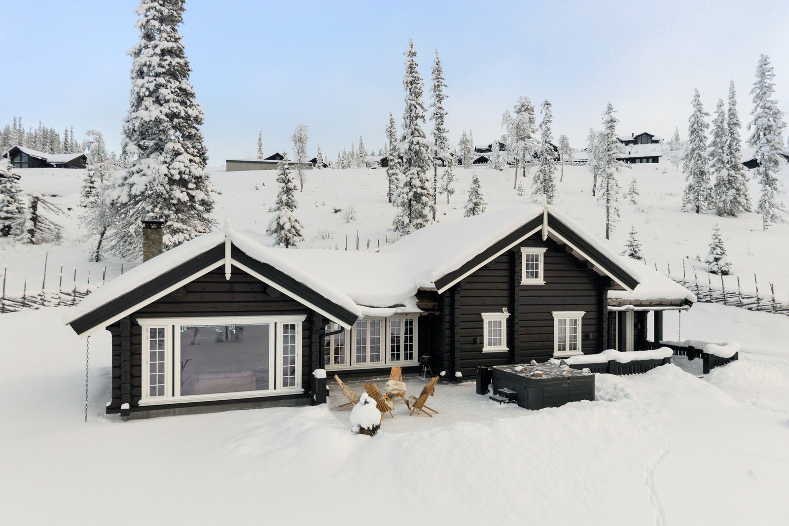 Romslig veranda med god plass til flere sittegrupper. Galleribilde