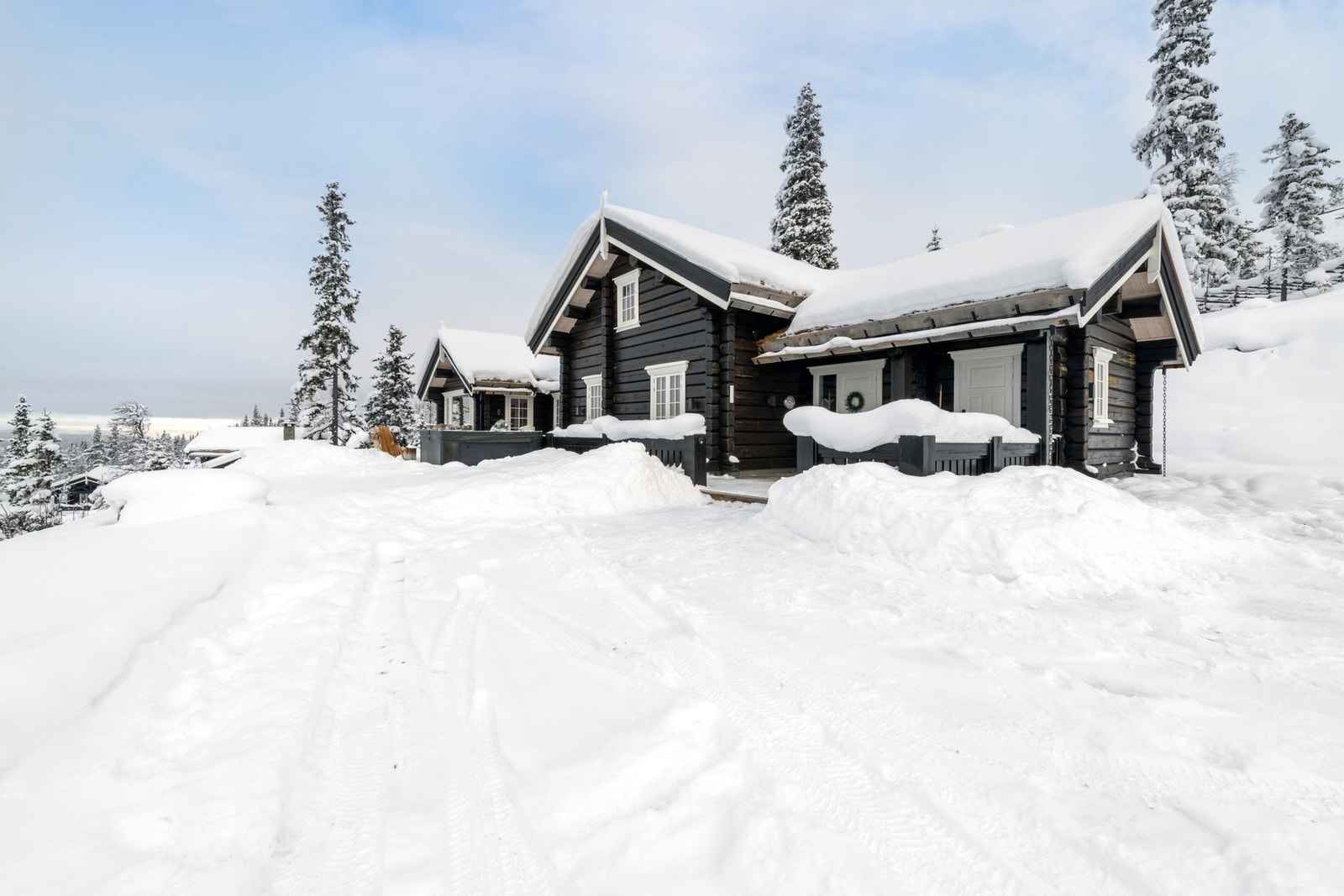 Hytta har el-bil lader. Galleribilde