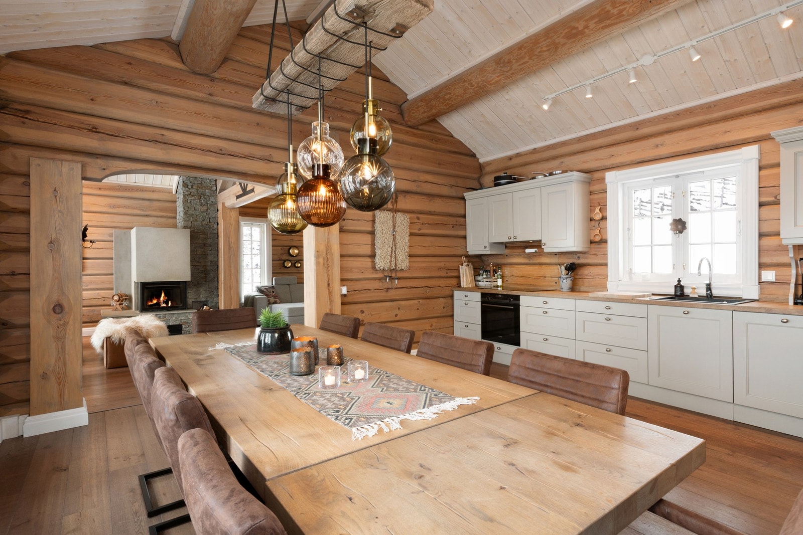 Åpen spisestue/ kjøkken løsning. Galleribilde